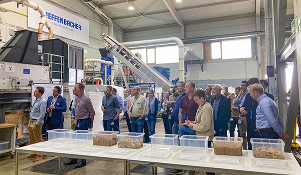 Image: DIEFFENBACHER demonstrated its system for cleaning the recycled fibers of impurities.